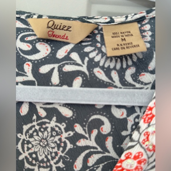 Quizz Trends Women’s Floral V-Neck Women Top - Gray and White Sz M - Picture 2 of 3